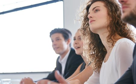 Foto von Studierenden, die dem Unterricht folgen