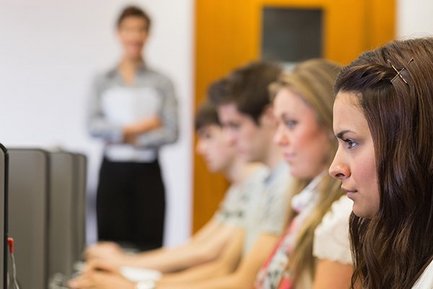 Personen, die eine Prüfung am Computer ablegen