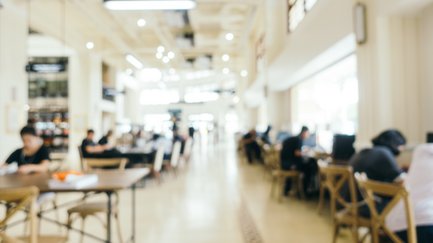 Verschwommenes Bild von Personen in einer Bücherei