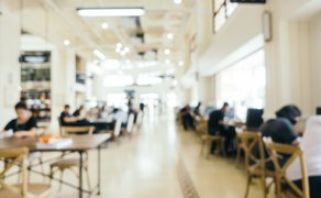 Verschwommenes Bild von Personen in einer Bücherei